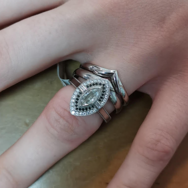 Fitted V platinum diamond and emerald weddingring Photo